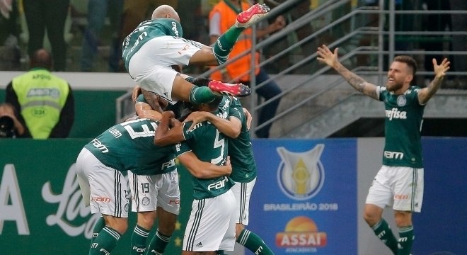 Jogadores do Palmeiras comemoram segundo gol