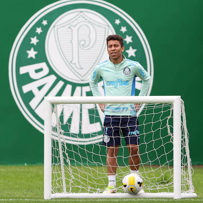 Marcos Rocha em atividade do Palmeiras na Academia de Futebol
