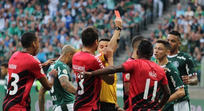 Ãrbitro voltou atrÃ¡s na expulsÃ£o de NikÃ£o no Palmeiras x Athletico Paranaense
