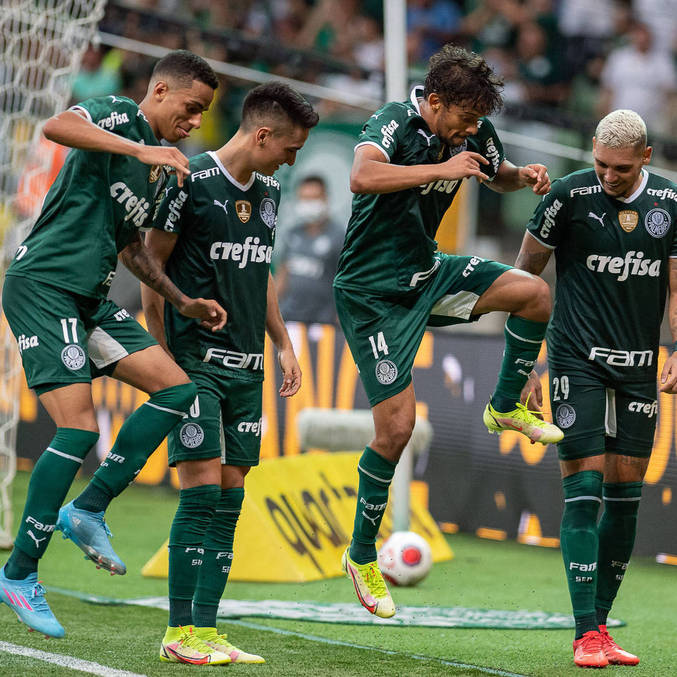 Gustavo Scarpa (ao centro) comemora gol anotado de pênalti contra o Guarani
