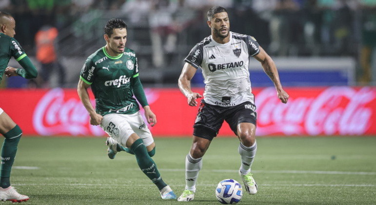 Hulk e Raphael Veiga disputam bola em jogo pela Libertadores
