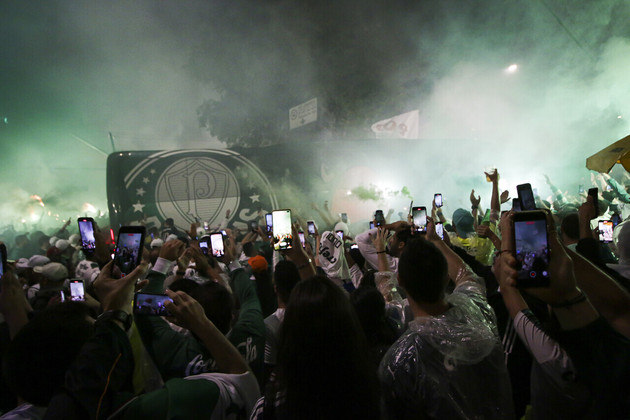 Horas antes do jogo, milhares de torcedores palmeirenses acompanharam o ônibus que levou a delegação do CT da Barra Funda até o estádio da partida. Com sinalizadores, cantos e muito apoio, os jogadores receberam o último apoio antes da partida