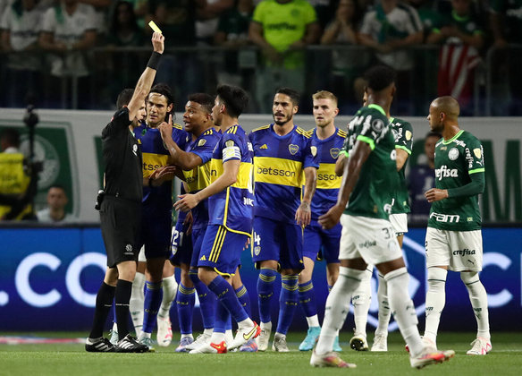 E o lance que mudou a dinâmica do segundo tempo: após falta dura sobre Kevin, o 