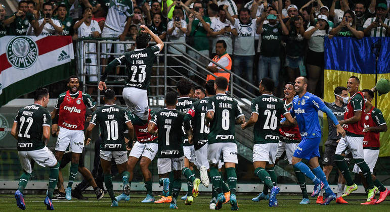 Raphael Veiga, do Palmeiras, comemora primeiro gol marcado de pênalti no dérbi