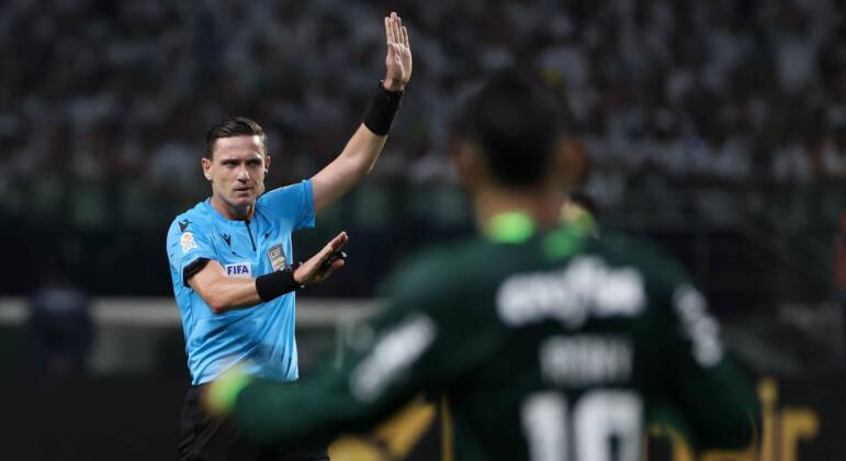 Palmeiras 1 x 1 Flamengo – 8/7Após o empate contra o Verdão, o diretor de relações externas do Flamengo, Cacau Cotta, criticou a CBF (Confederação Brasileira de Futebol) nas redes sociais. O profissional tornou pública a revolta do time com a não marcação de pênalti em cima de Everton Ribeiro, após um choque com Ríos. 