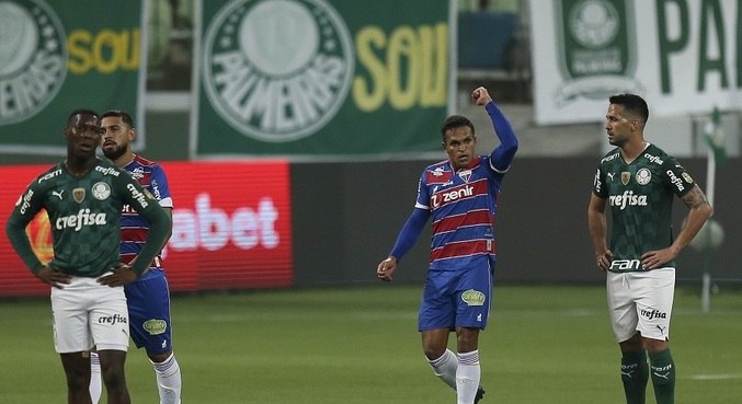 Robson celebra o 2º gol do Fortaleza na vitória contra o Palmeiras no Allianz Parque