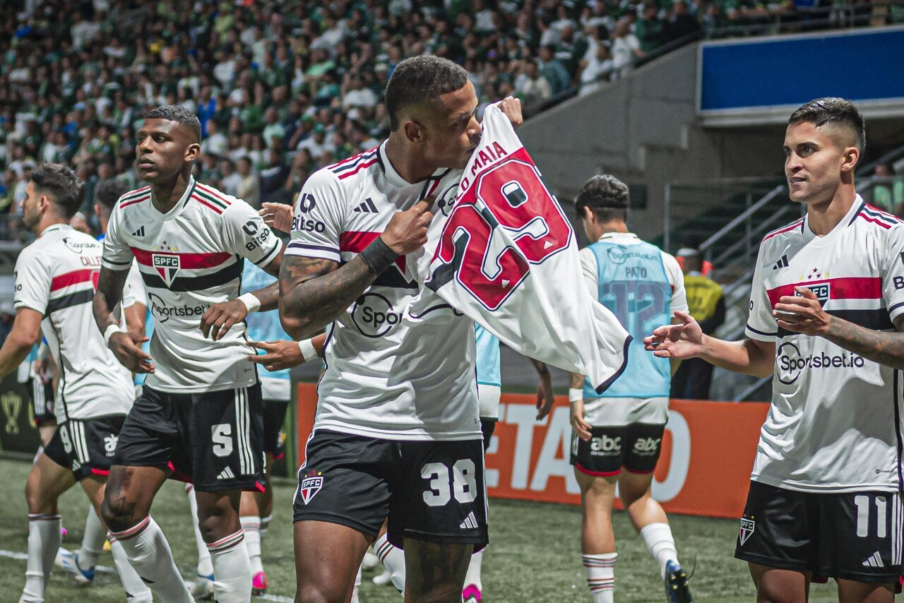 São Paulo vence o Palmeiras de virada e avança às semifinais da Copa do ...