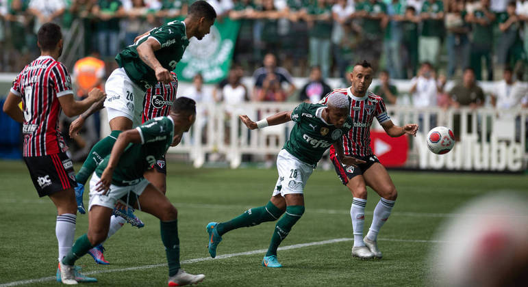 Danilo, do Palmeiras, cabeceia sozinho para marcar o primeiro gol do jogo no Allianz Parque