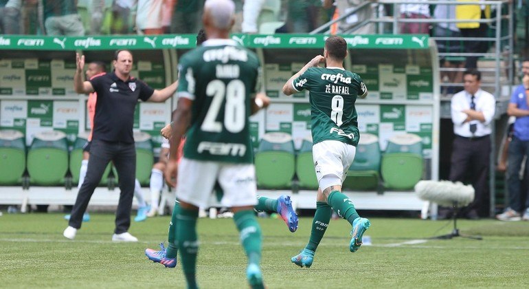 Zé Rafael (à direita) comemora seu gol na goleada do Palmeiras contra o São Paulo na final