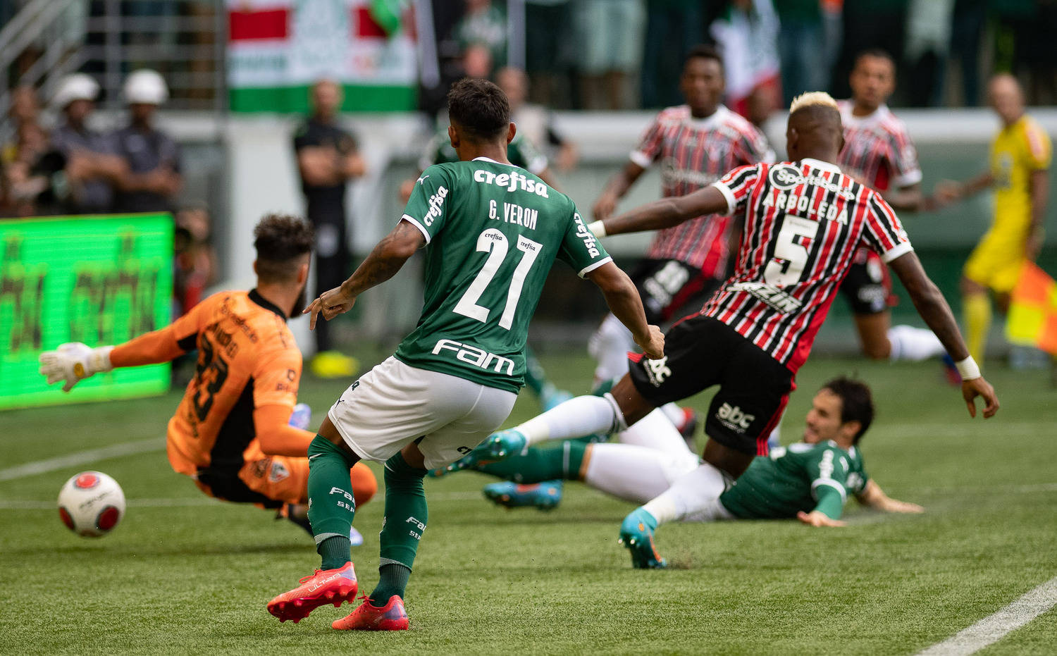 Palmeiras destrói vantagem do São Paulo, faz 4 a 0 e leva o