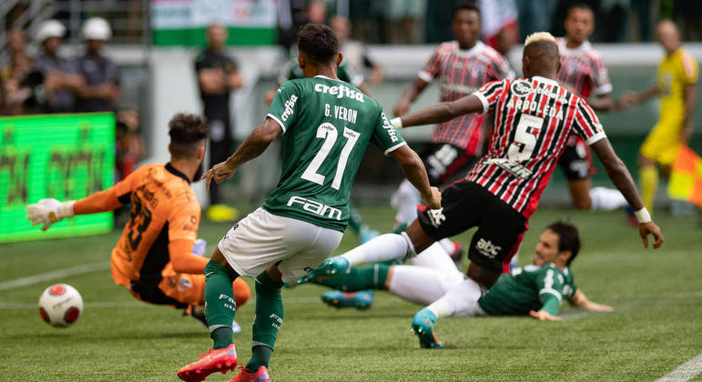 Raphael Veiga se estica para fazer o terceiro gol do Palmeiras no começo do segundo tempo