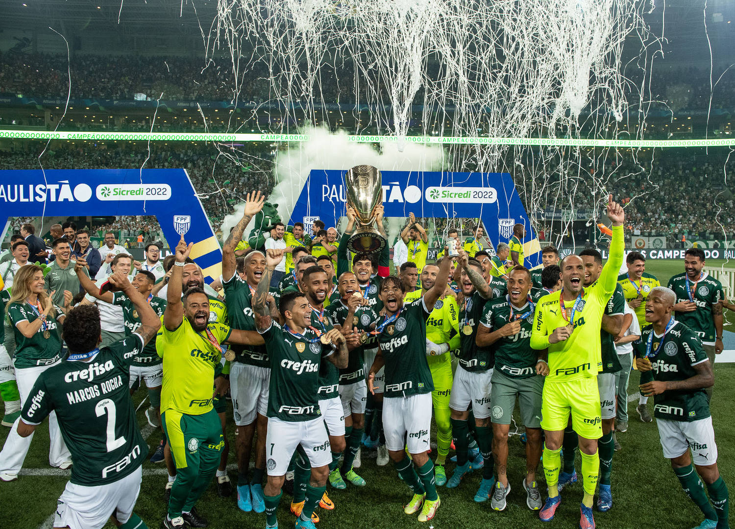 SP - Sao Paulo - 04/03/2022 - PAULISTA 2022 FINAL, PALMEIRAS X SAO PAULO -  Palmeiras players celebrate the title of champion during the award ceremony  after winning against Sao Paulo in