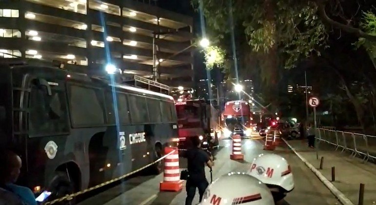 Chegada do ônibus do São Paulo teve policiamento reforçado para evitar casos de vandalismo