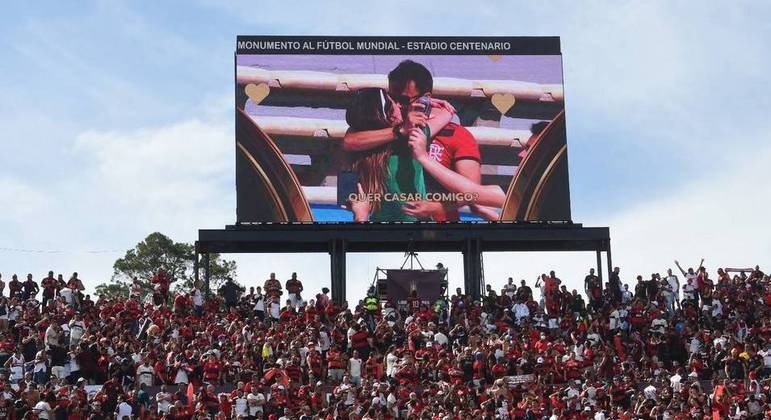 November 27, 2021, uruguai, montevideo, USA: Conmebol Libertadores final:  Palmeiras and Flamengo. November 27, 2021, Montevideo, Uruguay: Fans  moments before the soccer match between Palmeiras and Flamengo, at the  Centenario Stadium, in