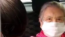 Palmirinha Onofre, de 89 anos, é vacinada contra covid-19 em SP