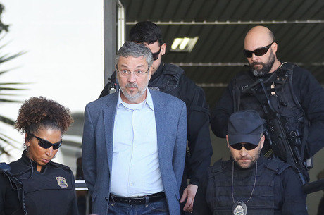 Resultado de imagem para Palocci deixa a prisÃ£o para cumprir pena em casa