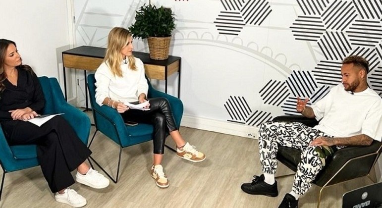 Paloma Tocci, Joana Treptow e Neymar, na casa do jogador em Paris