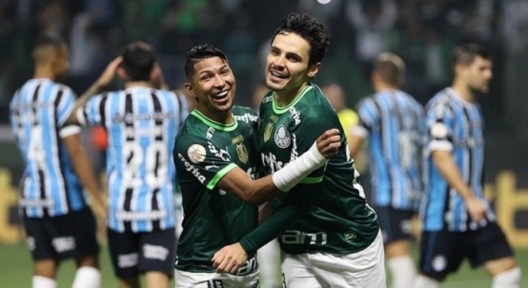 Rony comemora com Raphael Veiga um dos gols do Palmeiras no jogo contra o Grêmio