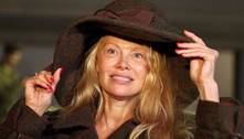 Pamela Anderson surge sem maquiagem em Paris, e Jamie Lee Curtis elogia: 'Coragem e rebeldia'