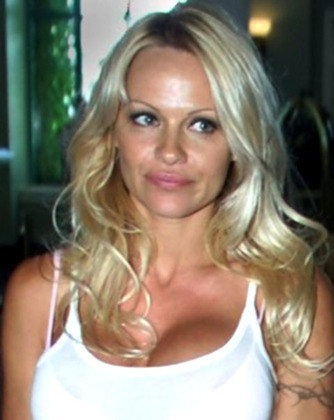 Pamela Anderson - Atriz reconhecida mundialmente pelo seu trabalho em Baywatch, Pamela Anderson tem uma trajetória bastante curiosa.