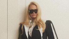 Pamela Anderson surge com look diferentão e sapato com salto quebrado; veja