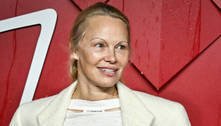 Pamela Anderson é clicada novamente sem maquiagem em tapete vermelho