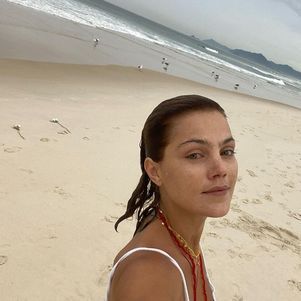 Atriz foi à praia neste sábado (1º)