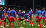As jogadoras do Panamá se aquecem antes do jogo. Este é o primeiro Mundial da seleção