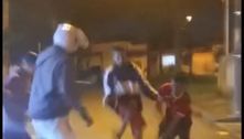 Vídeo: pai e namorado defendem aluna de briga com colega e são espancados na porta da escola