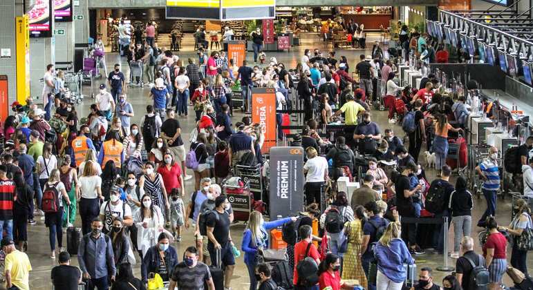 Movimentação de passageiros no aeroporto de Guarulhos, na grande São Paulo