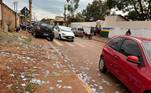 Panfletos de candidatos em frente a posto de votação em Águas Lindas (GO_