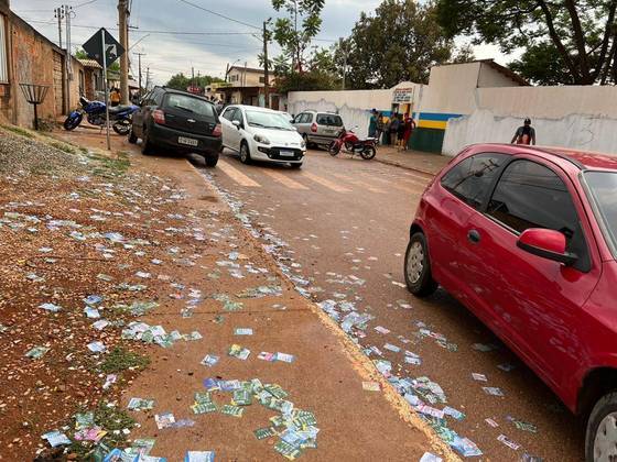 Panfletos de candidatos em frente a posto de votação em Águas Lindas (GO_