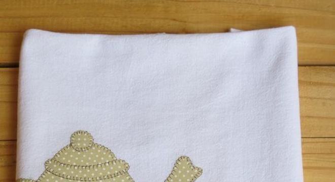 Pano de prato bordado com bule e xícara