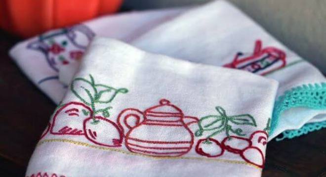 Pano de prato bordado em vermelho