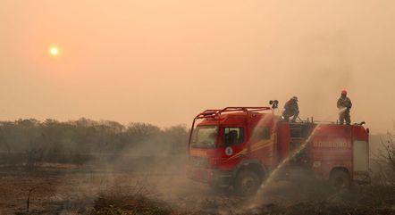 Bombeiros combatem chamas perto de Poconé (MT)