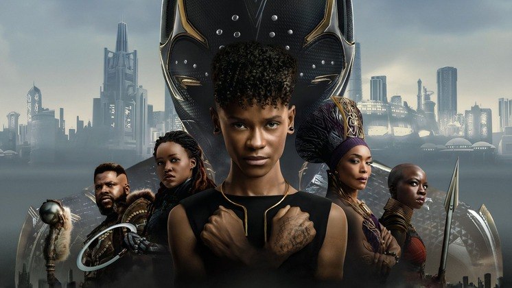 6º) Pantera Negra: Wakanda Para Sempre - US$ 805 milhões (aproximadamente R$ 4,2 bilhões)Os fã do primeiro filme estavam ansiosos para saber qual destino a Marvel daria para o personagem vivido por Chadwick Boseman. O ator, que interpretava o herói, morreu em 2020 após lutar contra um câncer. A curiosidade parece ter ajudado a impulsionar o público aos cinemas, já que o filme chegou a quase US$ 800 milhões arrecadados mundialmente em cerca de um mês de exibição. Leia a crítica