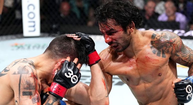 Pantoja golpeou sem perdão o mexicano Brandon Moreno. E o Brasil voltou a ter um campeão no UFC