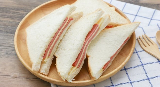 Pão de forma e peito de peru fazem parte da categoria de alimentos ultraprocesados