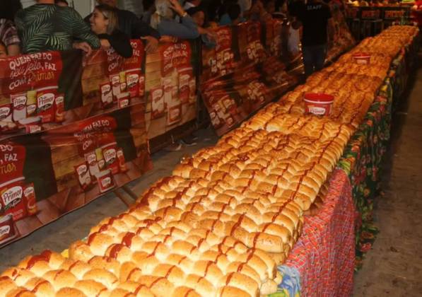Pão doce gigante - Formado por centenas de pães com cobertura de goiabada. 
