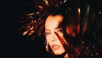 Paolla Oliveira se veste de 'fogo' e cai no samba na Grande Rio (Reprodução/Instagram)