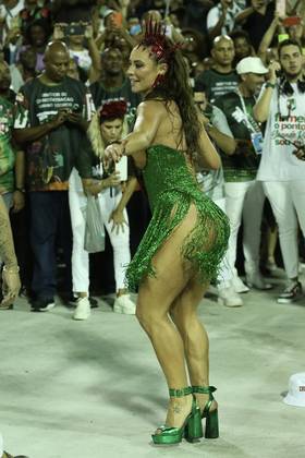 Paolla Oliveira foi mais uma famosa a brilhar no ensaio da escola de samba Grande Rio