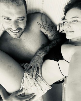 A atriz também exibiu um instante entrelaça ao lado do companheiro