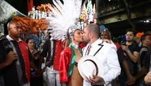 Paolla Oliveira e Diogo Nogueira trocam beijo na concentração antes de desfile