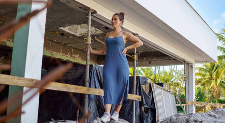 Atriz posou em meio a entulhos na obra da mansão