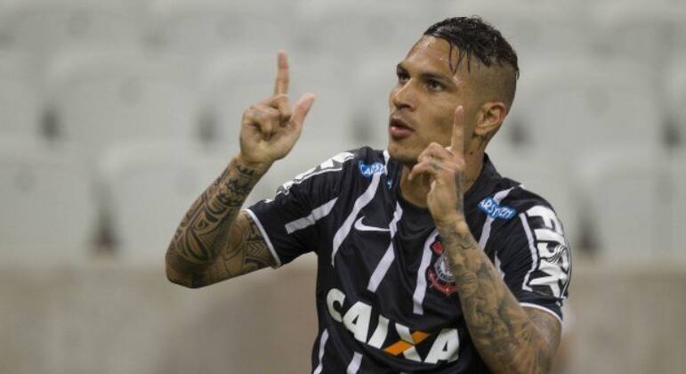 2. Guerrero — 56 golsO peruano chegou ao Brasil em 2012  e defendeu a camisa do Corinthians, onde foi campeão do Mundo e virou ídolo. Depois, ficou três anos no Flamengo, foi para o Internacional e finalizou a passagem em terras brasileiras no Avaí