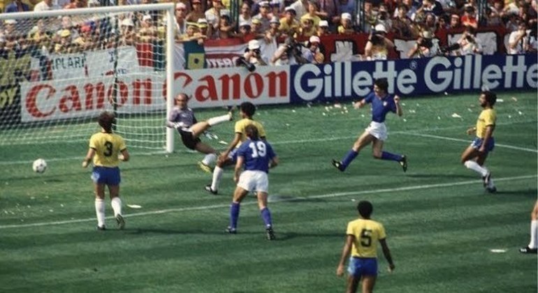 Paolo Rossi, uma chispa nas costas de Luizinho, Itália 1 X 0 Brasil