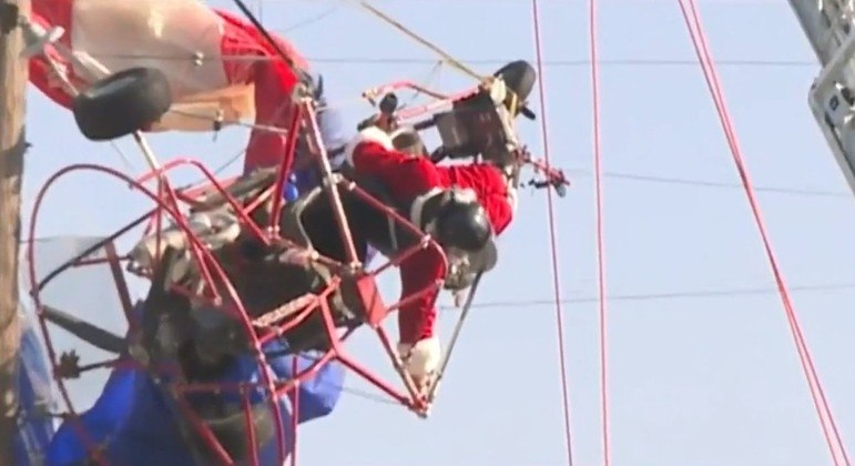 Papai Noel de parapente foi resgatado após ficar preso em rede elétrica nos EUA