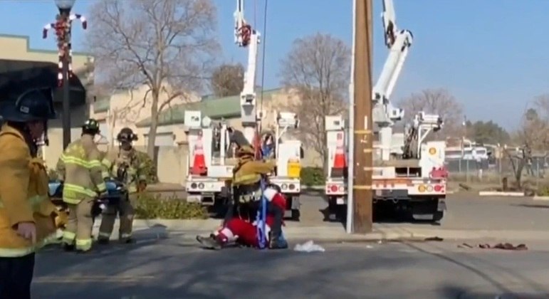 O Papai Noel parapentista foi resgatado com sucesso pelos bombeiros