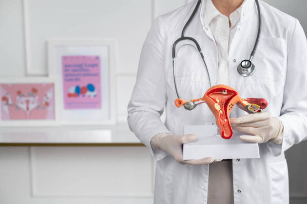 Colposcopia: Este exame é feito com a ajuda de um espéculo, que afasta as paredes vaginais, e de dois líquidos — o iodo e o ácido acético —, para permitir a visualização do colo uterino e de lesões suspeitas, se houver. O exame deve ser feito com orientação médica. A colposcopia traz resultados imediatos e, se necessário biópsia, os resultados levam dez dias