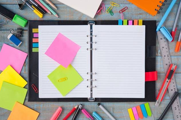 PAPEL, CADERNO, LISTA, LÁPIS DE COR, POST-IT, PLANILHA, ORÇAMENTO